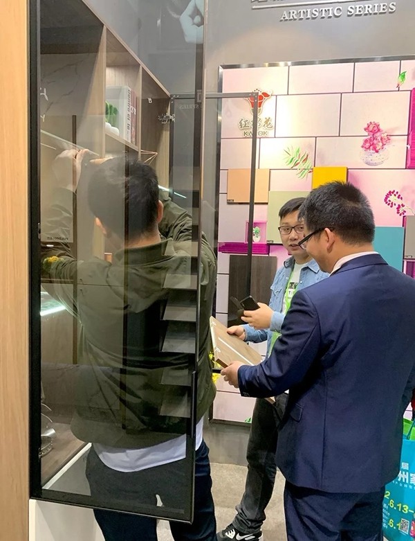 红棉花板材惊艳亮相佛山国际家具展会，盛世美颜C位出道！