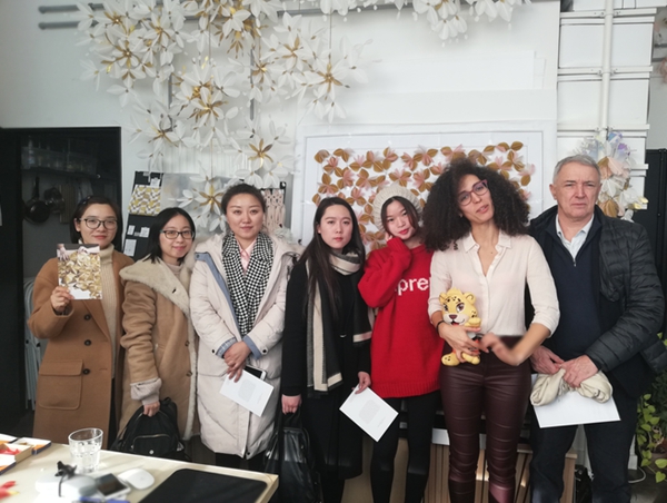 卡萨罗纵横世界设计之旅：探索JANAINA MILHEIRO的羽毛魔法