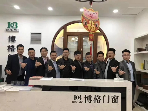 博格门窗大家庭再添新人，新开专卖店生意兴隆！