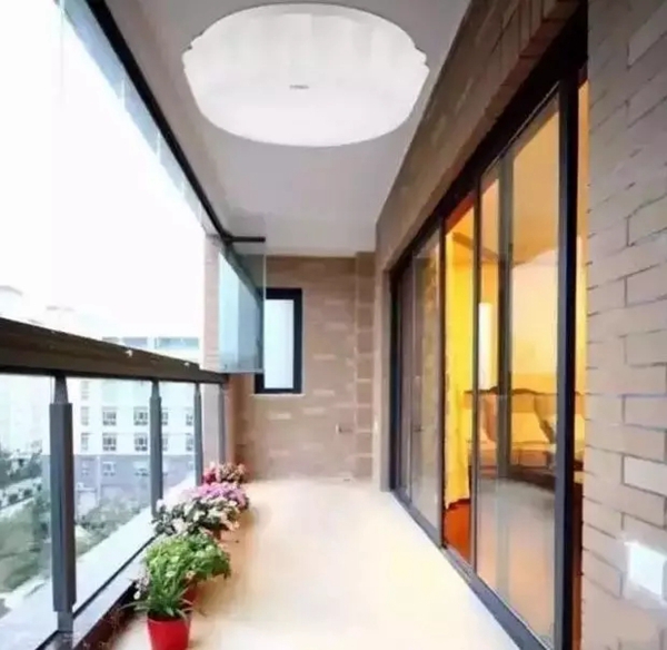 美佳加门窗告诉你封阳台有哪些优点