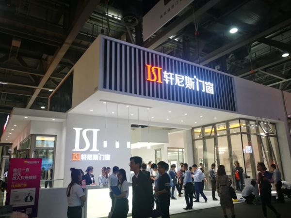 轩尼斯门窗携新品参展广州定制家居展，为你引爆2019年迎“变”新看点