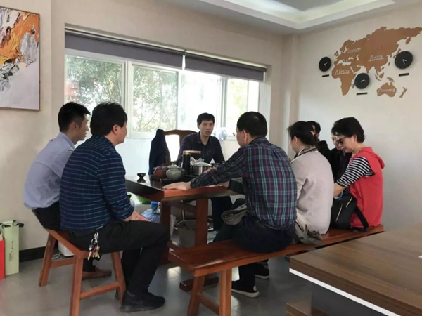 雅绣墙布迎接杭州市人力社保局副局长一行莅临考察指导！