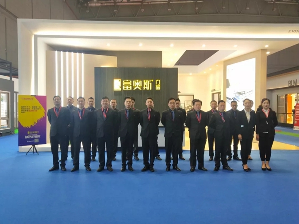富奥斯门窗营销精英团队斗志昂扬,展现品牌的力量!