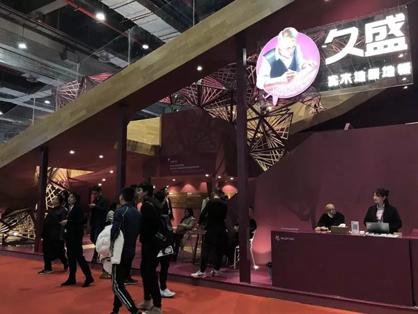 久盛地板绚丽璀璨的三角时空,带你领略前所未有的视觉盛宴!