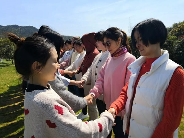 科布斯无缝墙布2019团队户外团建拓展活动完美收官！