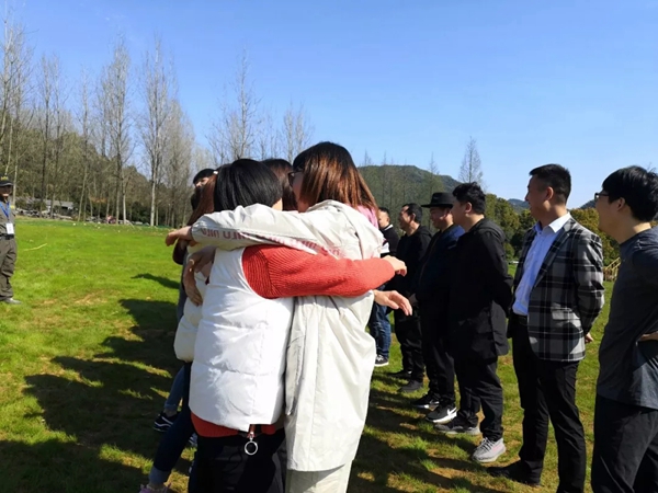 科布斯无缝墙布2019团队户外团建拓展活动完美收官！