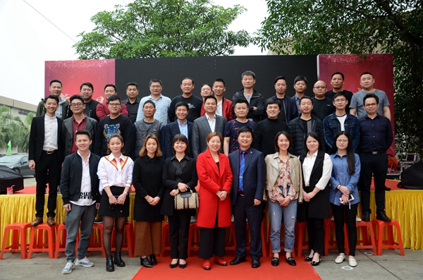 德嘉印象：“努力奔跑·追梦2019”2019年会暨八周年庆联欢晚会圆满举行！