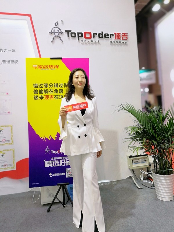 2019年中国建博会(上海)|顶吉智能锁赵玲 :升级无孔300系列,增加锁芯报警功能