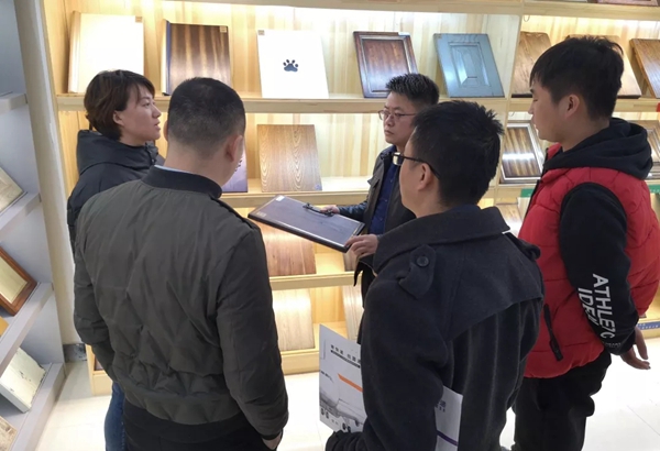 三月家居界盛事不断，全国各地的宣伟华润展示中心迎参观潮