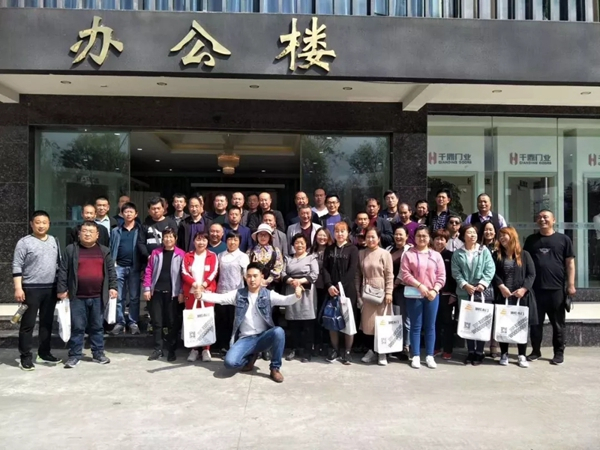 山西经销商组团到访千鼎木门，参观考察共谋千鼎发展大计！