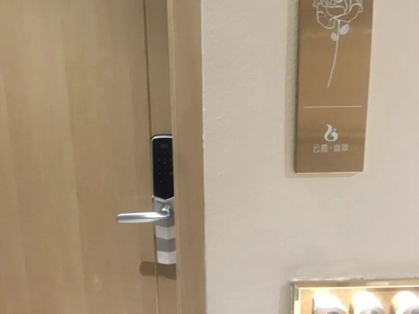 艾特智能家居携手云嘉地产，共同打造高端便捷的智慧型公寓