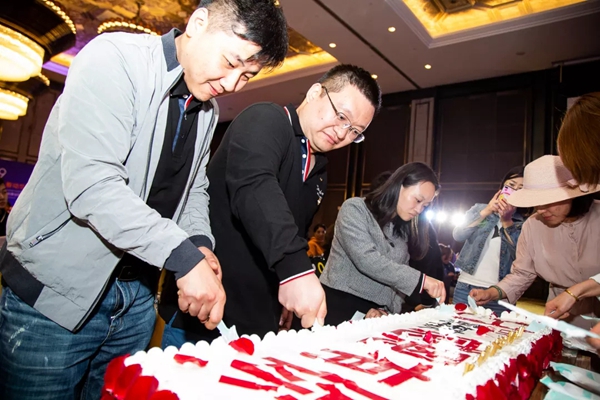 可罗雅墙布迎五一提升拓展全国联动会震撼开启!