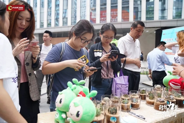 大自然家居“梭梭吧”现身闹市街头,引发众人打卡围观!