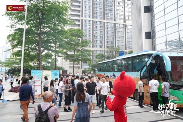 大自然家居“梭梭吧”现身闹市街头,引发众人打卡围观!
