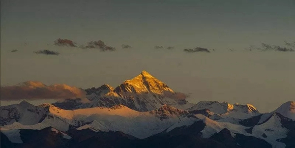 金凯德携手中国女子登山队，向世界最高峰发起登顶冲击