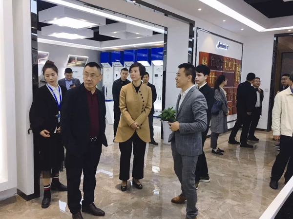 钜士智能锁迎接黄慧县长一行莅临调研指导工作
