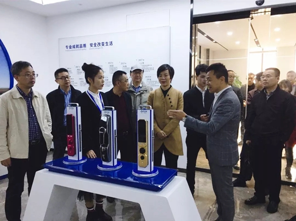 钜士智能锁迎接黄慧县长一行莅临调研指导工作
