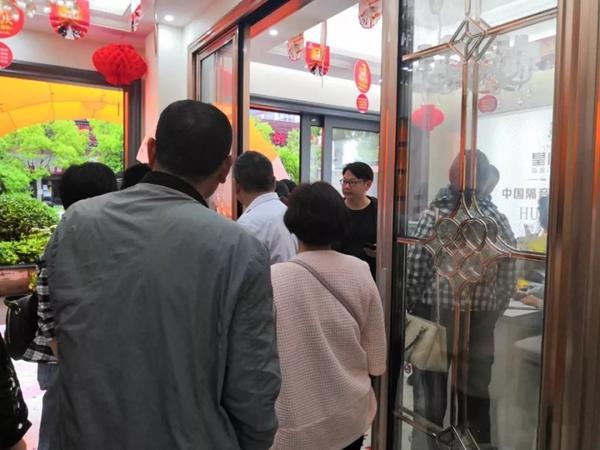 皇庭金门湖北建始店三周年庆典及总裁签售会圆满举行