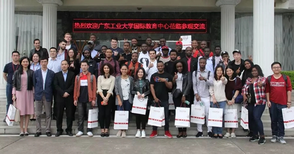 伊百丽全屋定制总部迎来国际友人的参观学习