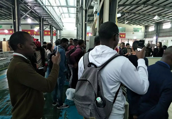 伊百丽全屋定制总部迎来国际友人的参观学习