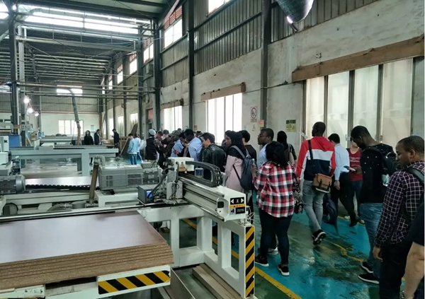 伊百丽全屋定制总部迎来国际友人的参观学习