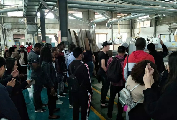 伊百丽全屋定制总部迎来国际友人的参观学习
