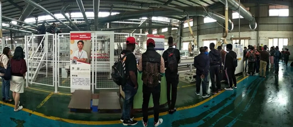 伊百丽全屋定制总部迎来国际友人的参观学习