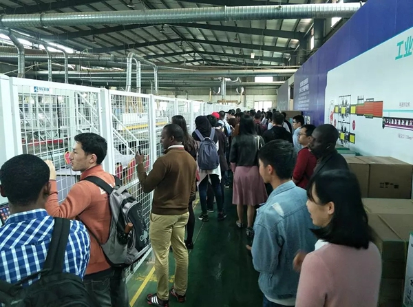 伊百丽全屋定制总部迎来国际友人的参观学习