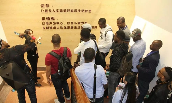 伊百丽全屋定制总部迎来国际友人的参观学习