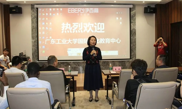 伊百丽全屋定制总部迎来国际友人的参观学习