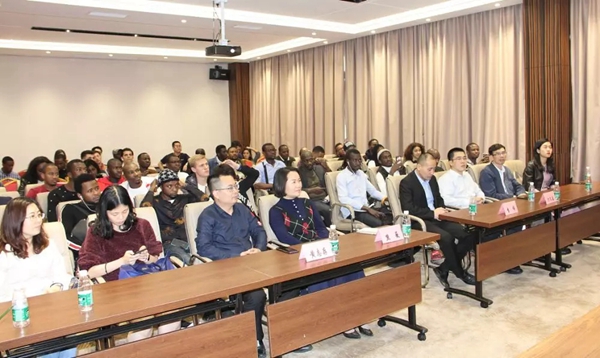 伊百丽全屋定制总部迎来国际友人的参观学习