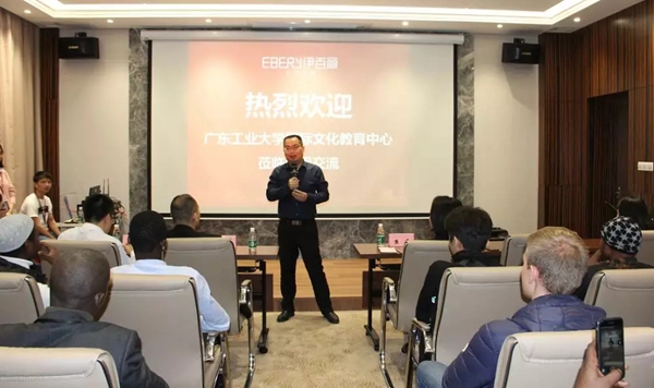 伊百丽全屋定制总部迎来国际友人的参观学习