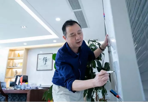 好太太电器五一大放“价”,洪欣现身郑州为好太太打call