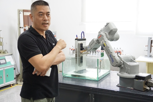 智家人智能锁迎接中国建博葵花奖智能家居调研团一行考察采访