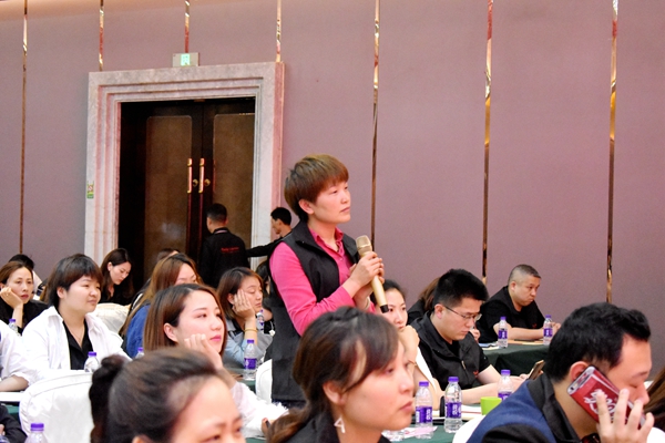 红宝石墙布2019年“赋能店面•贴心服务365”全国经销商培训大会拉开序幕！