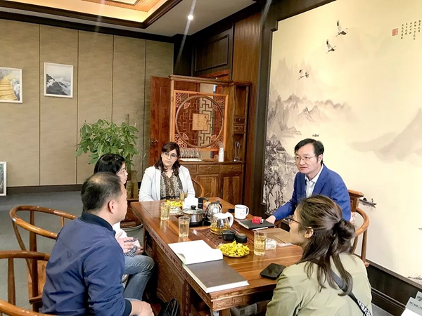 雅诗澜无缝墙布与绍兴文理学院进行学术交流和项目合作,增进互信!
