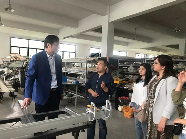 雅诗澜无缝墙布与绍兴文理学院进行学术交流和项目合作,增进互信!