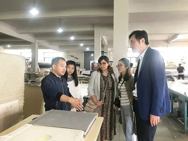 雅诗澜无缝墙布与绍兴文理学院进行学术交流和项目合作,增进互信!