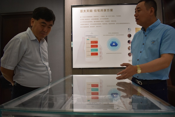亚太天能智能锁接受葵花奖调研团采访交流