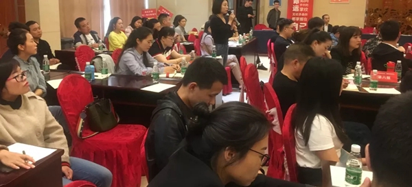 摩力克窗帘整体软装交流推广会邓州站成功举办,让服务回归销售!