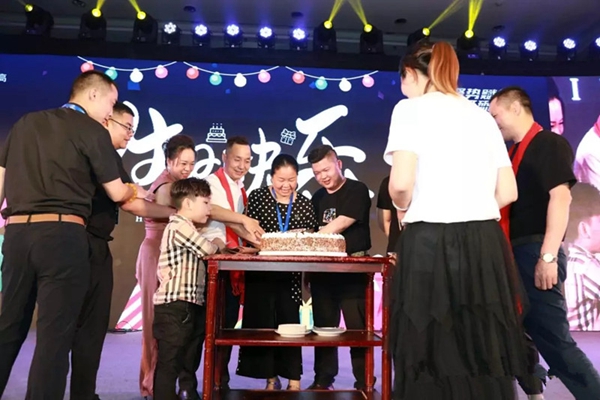 荣高智能门窗2019年战略合作伙伴年度大会暨新品发布会成功举办!