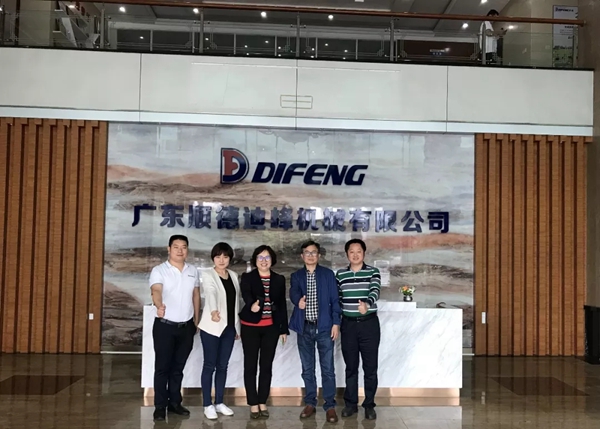中国混泥土与水泥制品协会硅酸钙水泥板分会领导莅临迪峰机械参观指导！