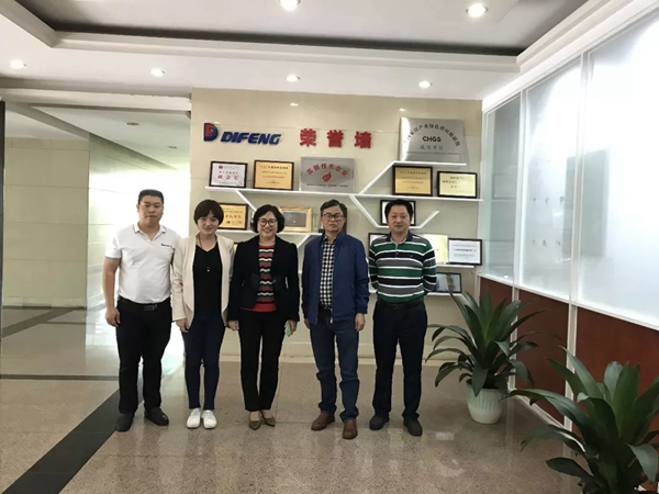中国混泥土与水泥制品协会硅酸钙水泥板分会领导莅临迪峰机械参观指导！