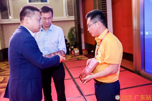 奋安高端安全门窗凭借多年的努力，正式成为光伏品牌联盟的一员！