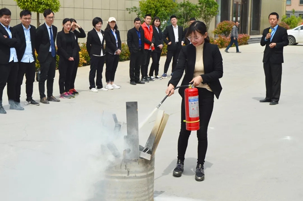 简一全屋定制防患于未“燃”，组织员工进行消防演练活动