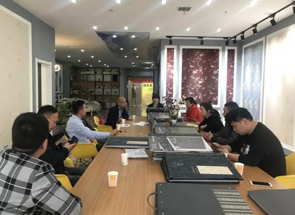 科布斯无缝墙布天门专卖店罗总:人所缺乏的不是成功的能力,而是勤劳的意志