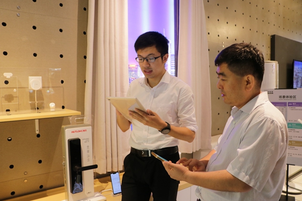 华为智选迎接2019第三届中国建博葵花奖智能家居调研团调查采访