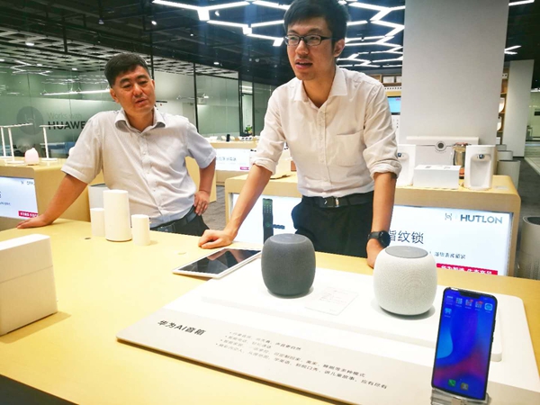 华为智选迎接2019第三届中国建博葵花奖智能家居调研团调查采访