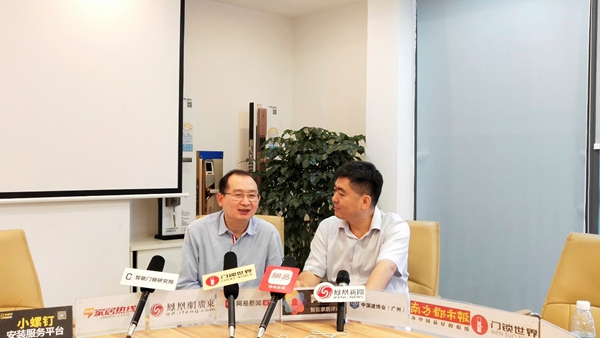 豪力士智能指纹锁董事长李宏迎接第三届中国建博葵花奖智能家居调研团调查采访