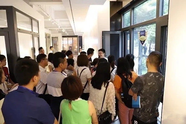 亿合门窗贵州平塘经销商陆松琴:成功关键在于选对品牌,选对奋斗的方向